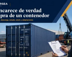 Contenedor marítimo en España con camión, grúa y revisión de presupuesto para calcular el coste real de compra, transporte, descarga y adaptaciones