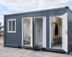 Contenedor con baño y ducha instalado en una obra industrial con zona de vestuario para personal