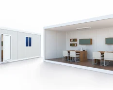 Vistas exterior e interior de una oficina modular para obra con escritorios, asientos para visitas y armarios.